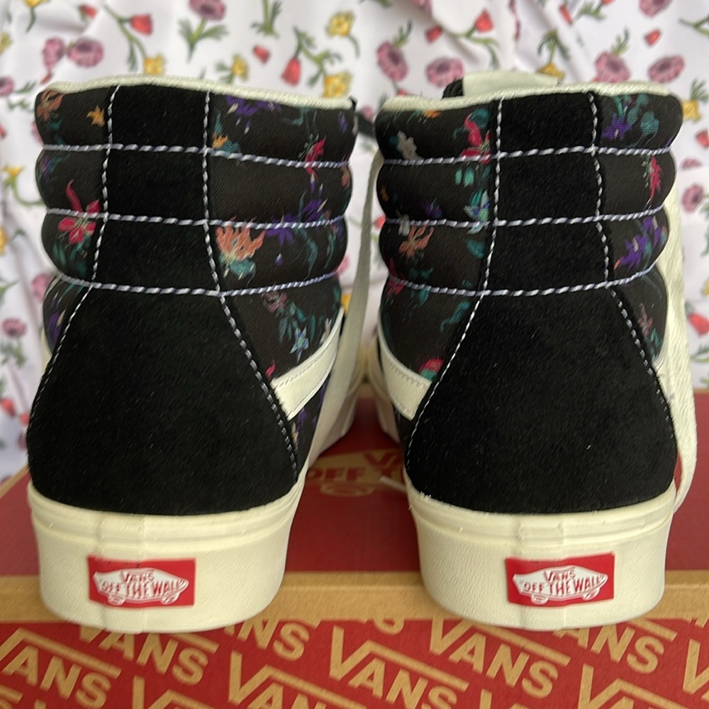 Vans • WMNS Comfycush Sks-
Fatal Floral Black
VN0AZTNOBLK
Sneakers - Picture 13 of 16